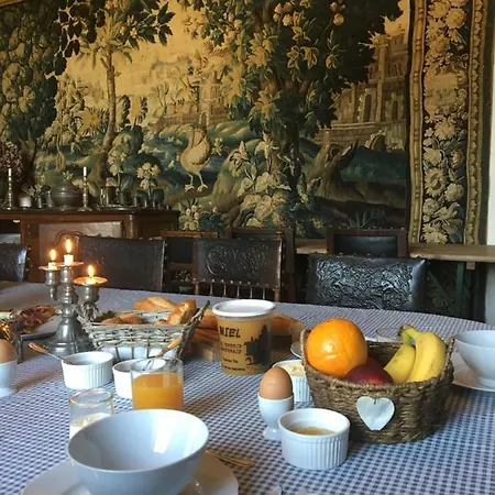 Chateau De Bourgon Couette-café 4*