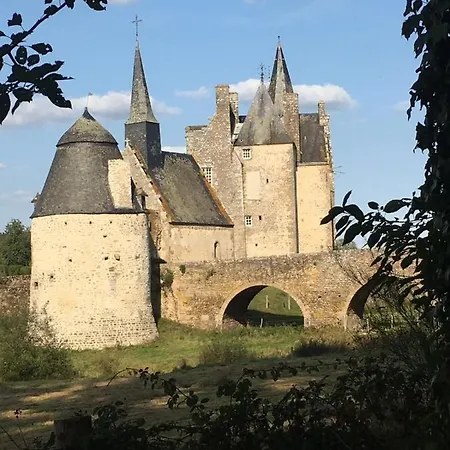 Chateau De Bourgon Couette-café Montourtier