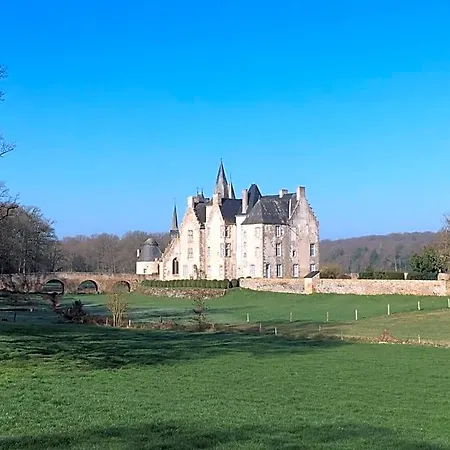 Chateau De Bourgon Couette-café Montourtier