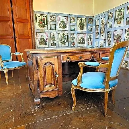Chateau De Bourgon Couette-café 4*