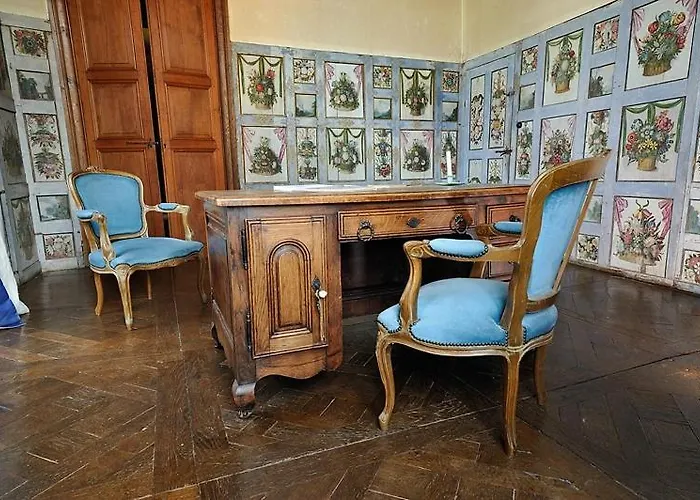 Chateau De Bourgon Couette-café Montourtier